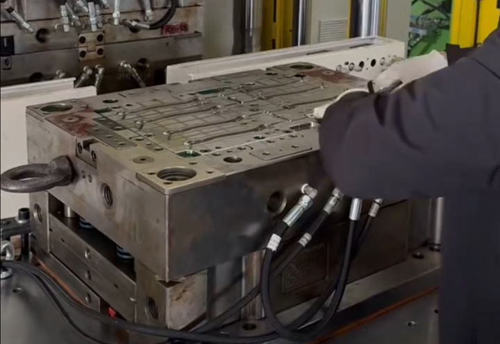 Pag-aaral ng Kaso: Automotive Door Check Arm Molding Solution