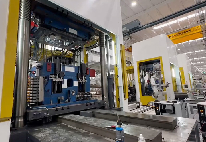 Ang Car Side Door Sound-Insulation Panel ng 600T Vertical Injection Molding Machine (LZ-JS6000D)